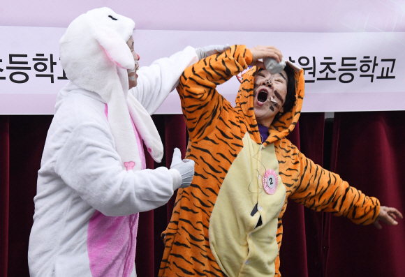 26일 서울 마포구 영원초등학교 강당에서 열린 개교67주년 기념 제14회 동화구연대회에서 조춘자(63, 토끼), 진연희(81, 호랑이) 할머니가 ‘꾀돌이 토끼’를 주제로 연기를 하고 있다. 2019.11.26 오장환 기자 5zzang@seoul.co.kr