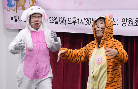 26일 서울 마포구 영원초등학교 강당에서 열린 개교67주년 기념 제14회 동화구연대회에서 조춘자(63, 토끼), 진연희(81, 호랑이) 할머니가 ‘꾀돌이 토끼’를 주제로 연기를 하고 있다. 2019.11.26 오장환 기자 5zzang@seoul.co.kr