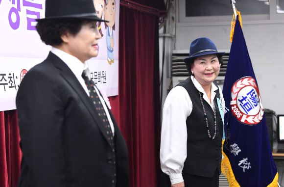 26일 서울 마포구 영원초등학교 강당에서 열린 개교67주년 기념 제14회 동화구연대회에서 송맹순(75, 남돌이), 장명자(81, 북순이) 할머니가 ‘남돌이와 북순이 ’를 주제로 연기를 하고 있다. 2019.11.26 오장환 기자 5zzang@seoul.co.kr