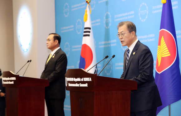 문재인 대통령과 쁘라윳 짠오차 태국 총리가 26일 오후 부산 벡스코 컨벤션홀에서 2019한-아세안 특별정상회의 공동 언론발표를 하고 있다. 2019. 11.26 도준석 기자pado@seoul.co.kr
