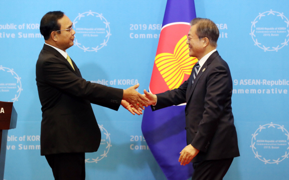 문재인 대통령과 쁘라윳 짠오차 태국 총리가 26일 오후 부산 벡스코 컨벤션홀에서 2019한-아세안 특별정상회의 공동 언론발표를 한 후 손을 잡고 있다. 2019. 11.26 도준석 기자pado@seoul.co.kr