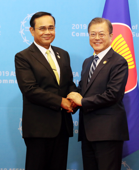 문재인 대통령과 쁘라윳 짠오차 태국 총리가 26일 오후 부산 벡스코 컨벤션홀에서 2019한-아세안 특별정상회의 공동 언론발표를 한 후 손을 잡고 있다. 2019. 11.26 도준석 기자pado@seoul.co.kr