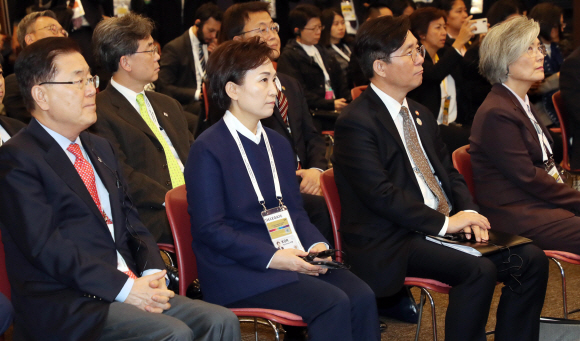 정의용(왼쪽부터) 국가안보실장, 김현미 국토교통부 장관, 성윤모 산업통상자원부 장관, 강경화 외교부 장관이 26일 오후 부산 벡스코 컨벤션홀에서 문재인 대통령과 쁘라윳 짠오차 태국 총리의 2019한-아세안 특별정상회의 공동 언론발표를 듣고 있다. 2019. 11.26 도준석 기자pado@seoul.co.kr