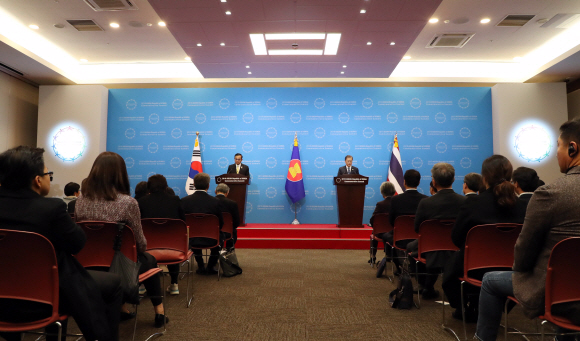 문재인 대통령과 쁘라윳 짠오차 태국 총리가 26일 오후 부산 벡스코 컨벤션홀에서 2019한-아세안 특별정상회의 공동 언론발표를 하고 있다. 2019. 11.26 도준석 기자pado@seoul.co.kr