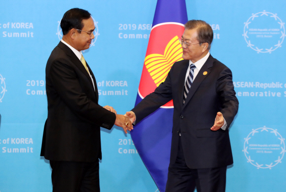 문재인 대통령과 쁘라윳 짠오차 태국 총리가 26일 오후 부산 벡스코 컨벤션홀에서 2019한-아세안 특별정상회의 공동 언론발표를 한 후 손을 잡고 있다. 2019. 11.26 도준석 기자pado@seoul.co.kr
