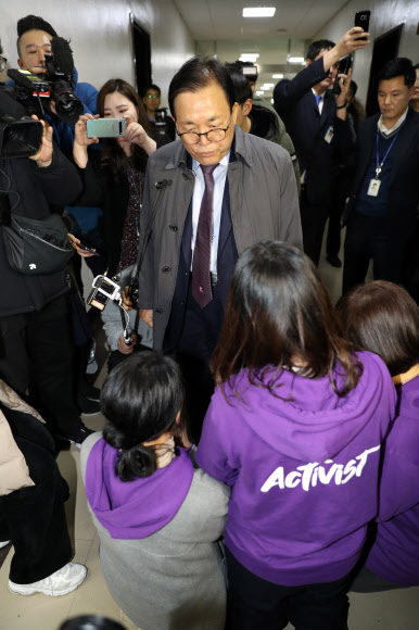 이채익 의원에게 호소하는 피해자 가족들