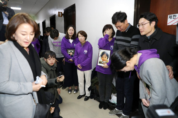 이재정 의원에게 호소하는 어린이 교통사고 피해자 가족들
