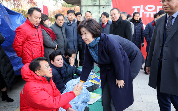 천막지키는 한국당 의원들과 인사하는 심상정