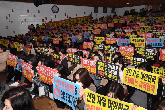 27일 오후 서울 중구 이화외고에서 전국외국어고등학교장협의회와 학부모협의회 주최로 열린 외고 폐지 정부 시행령 발표 관련 기자회견에서 학부모들이 외고, 국제고 폐지를 반대하는 손피켓을 들고 있다. 2019.11.27 오장환 기자 5zzang@seoul.co.kr