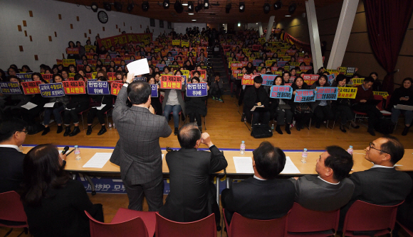27일 오후 서울 중구 이화외고에서 전국외국어고등학교장협의회와 학부모협의회 주최로 열린 외고 폐지 정부 시행령 발표 관련 기자회견에서 학부모들이 외고, 국제고 폐지를 반대하는 손피켓을 들고 있다. 2019.11.27 오장환 기자 5zzang@seoul.co.kr