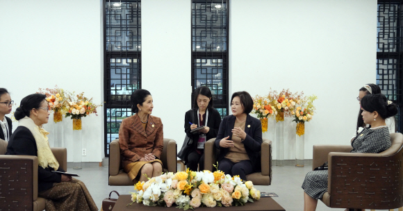 김정숙 여사와 메콩 3개국 정상 부인들이 27일 오전 부산 남구 부산박물관에서 열린 ‘창령사터 오백나한 특별전’을 관람하기 앞서 환담을 나누고 있다. 왼쪽부터 날리 시술릿 라오스 총리 부인, 나라펀 짠오차 태국 총리 부인, 김정숙 여사, 쩐 응우엣 투 베트남 총리 부인. 2019. 11.27  도준석 기자pado@seoul.co.kr