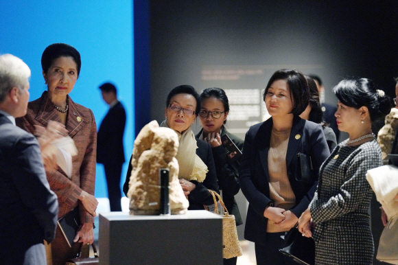 김정숙 여사와 메콩 3개국 정상 부인들이 27일 오전 부산 남구 부산박물관에서 열린 ‘창령사터 오백나한 특별전’을 관람하고 있다. 2019. 11.27. 도준석 기자pado@seoul.co.kr