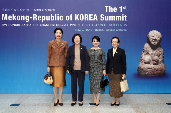 김정숙 여사가 27일 오전 한-메콩 정상회의 참석차 부산을 방문한 메콩 3개국 정상 부인들과 부산박물관에서 열린 ‘창령사터 오백나한 특별전’을 관람한 후 기념촬영을 하고 있다. 왼쪽부터  나라펀 짠오차 태국 총리 부인, 김정숙 여사, 쩐 응우엣 투 베트남 총리 부인, 날리 시술릿 라오스 총리 부인. 2019. 11.27. 도준석 기자pado@seoul.co.kr