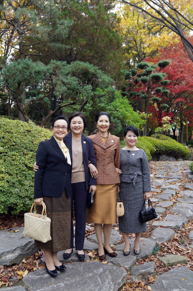 김정숙 여사와 메콩 3개국 정상 부인들이 27일 오전 부산 남구 부산박물관에서 열린 ‘창령사터 오백나한 특별전’ 관람을 마치고 박물관 앞 정원에서 기념촬영을 하고 있다. 왼쪽부터  날리 시술릿 라오스 총리 부인, 김정숙 여사, 나라펀 짠오차 태국 총리 부인, 쩐 응우엣 투 베트남 총리 부인. 2019. 11.27. 도준석 기자pado@seoul.co.kr