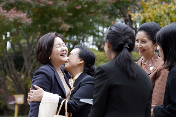 김정숙 여사와 메콩 3개국 정상 부인들이 27일 오전 부산 남구 부산박물관에서 열린 ‘창령사터 오백나한 특별전’ 관람을 마치고 작별인사를 하고 있다. 2019. 11.27. 도준석 기자pado@seoul.co.kr