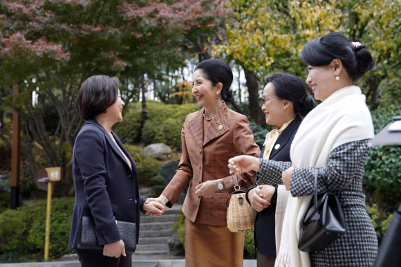 김정숙 여사와 나라펀 짠오차 태국 총리 부인이 27일 오전 부산 남구 부산박물관에서 열린 ‘창령사터 오백나한 특별전’ 관람을 마치고 작별인사를 하고 있다. 2019. 11.27. 도준석 기자 pado@seoul.co.kr