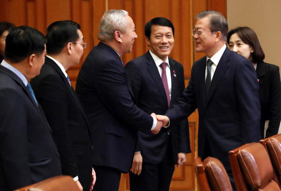 인사하는 문 대통령