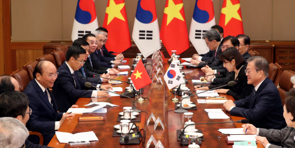 발언하는 문 대통령