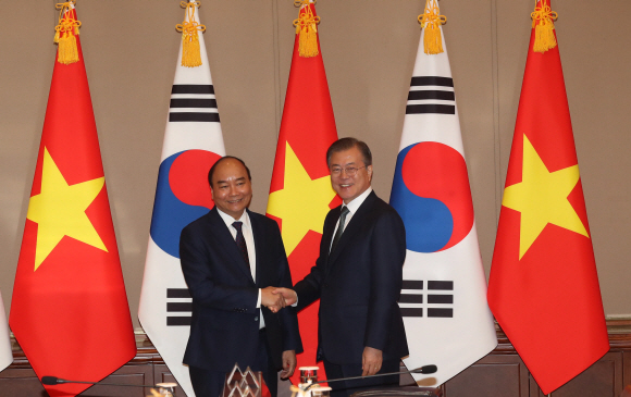 문재인 대통령과 응우엔 쑤언푹 베트남 총리가 27일  청와대 본관에서 정상 회담전 인사를  나누고있다.2019.11.27. 도준석 기자 pado@seoul.co.kr