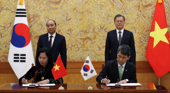 문재인 대통령이 27일 청와대에서 응우옌 쑤언 푹 베트남 총리와 정상회담을 마친뒤 양해각서 체결을 지켜보고 있다. 이동걸 산업은행 회장과 베트남 부티마이 재무부 차관이 산업은행 및 베트남 재무부 간 양해각서에 서명하고  있다. 2019.11.27. 도준석 기자 pado@seoul.co.kr