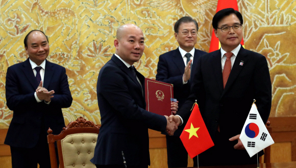 문재인 대통령이 27일 청와대에서 응우옌 쑤언 푹 베트남 총리와 정상회담을 마친뒤 양해각서 체결을 한뒤 박수를 보내고 있다. 대한무역투자진흥공사 및 베트남 무역진흥청  간 양해 각서를 체결하고 있다. 2019.11.27. 도준석 기자 pado@seoul.co.kr