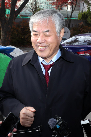 취재진의 질문에 답하는 전광훈 목사