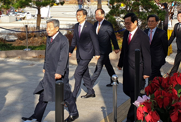 단식 8일차 황교안 찾은 유인태