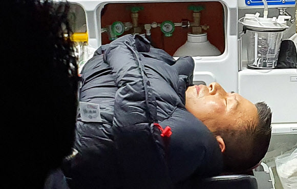 청와대 앞에서 8일째 단식하던 황교안 자유한국당 대표가 27일 밤 의식을 잃어 신촌 세브란스병원 응급실로 긴급 이송되고 있다. 자유한국당 제공