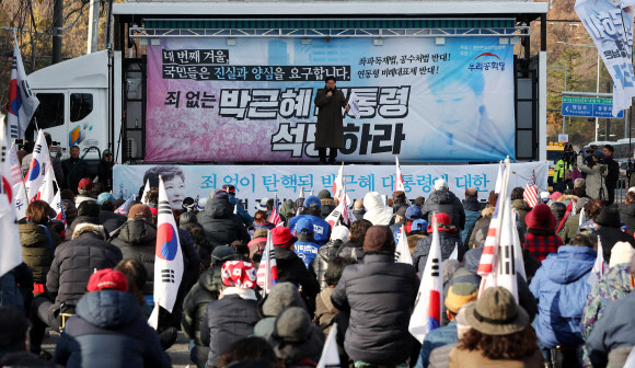 발언하는 홍문종 대표