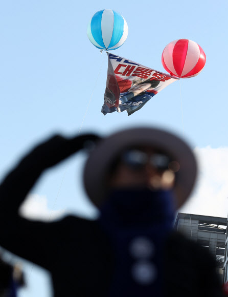 박근혜 전 대통령 향해 경례하는 참가자