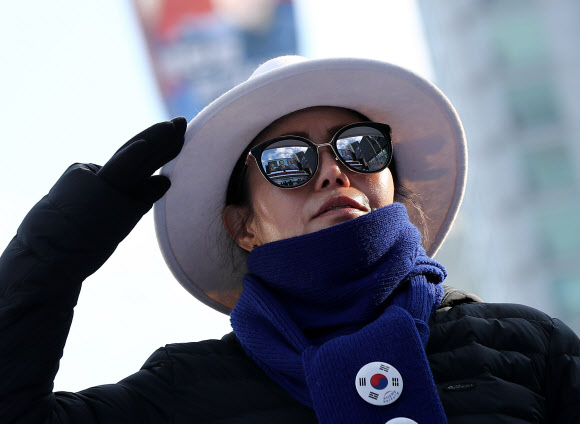 박근혜 전 대통령 향해 경례하는 참가자