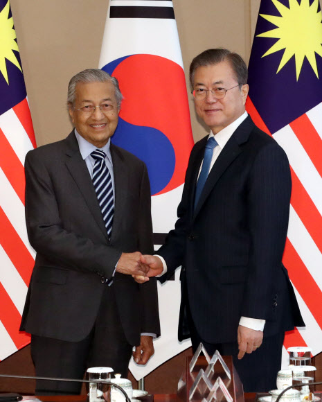 악수하는 한-말레이시아 정상