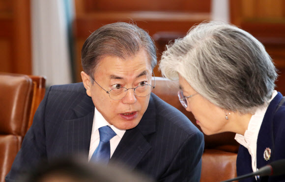 문 대통령, 강경화 장관과 대화