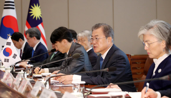 발언하는 문 대통령