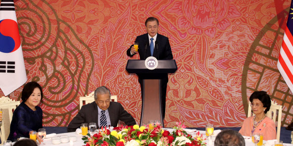 건배제의 하는 문 대통령