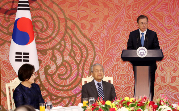 오찬사 하는 문 대통령