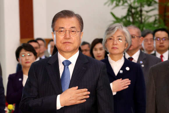 국기에 경례하는 문 대통령