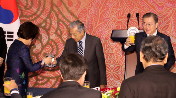 참석자들과 건배하는 문 대통령