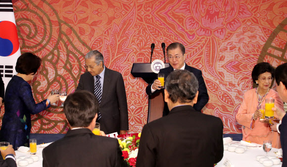 참석자들과 건배하는 문 대통령