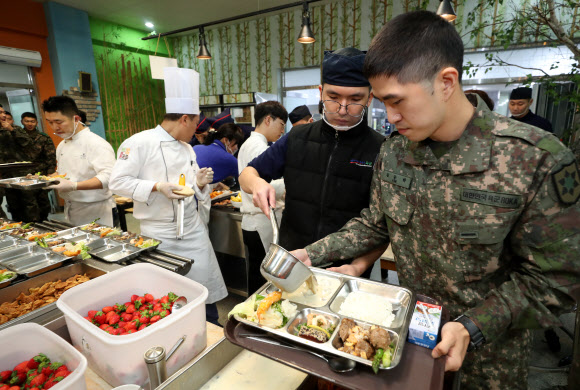 군대에서 즐기는 호텔 셰프의 요리
