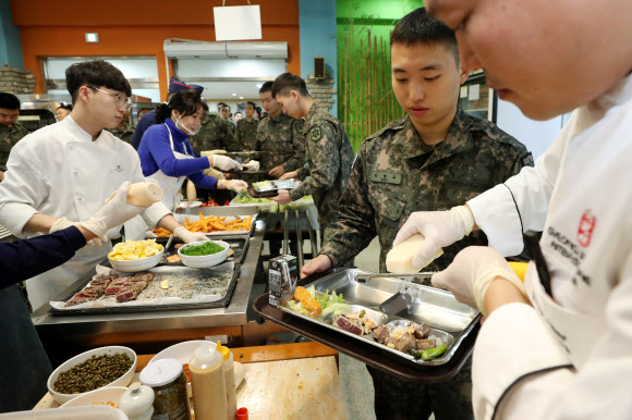 군대에서 즐기는 호텔 셰프의 요리