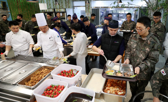 군대에서 즐기는 호텔 셰프의 요리