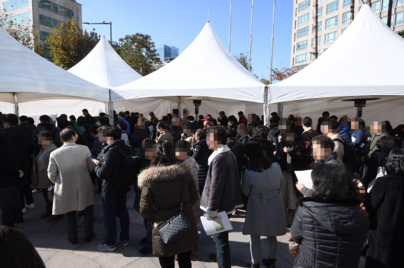 28일 서울 용산구 천복궁교회에서 열린 한남3구역 재개발조합 정기총회에 조합원들이  참석 하고 있다. 2019. 11.28 박윤슬 기자 seul@seoul.co.kr