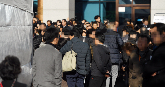 28일 서울 용산구 천복궁교회에서 열린 한남3구역 재개발조합 정기총회에 조합원들이  참석 하고 있다. 2019. 11.28 박윤슬 기자 seul@seoul.co.kr