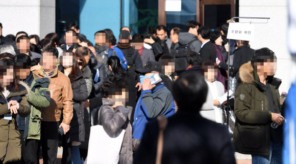 28일 서울 용산구 천복궁교회에서 열린 한남3구역 재개발조합 정기총회에 조합원들이  참석 하고 있다. 2019. 11.28 박윤슬 기자 seul@seoul.co.kr