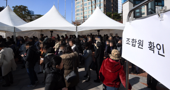 28일 서울 용산구 천복궁교회에서 열린 한남3구역 재개발조합 정기총회에 조합원들이  참석 하고 있다. 2019. 11.28 박윤슬 기자 seul@seoul.co.kr