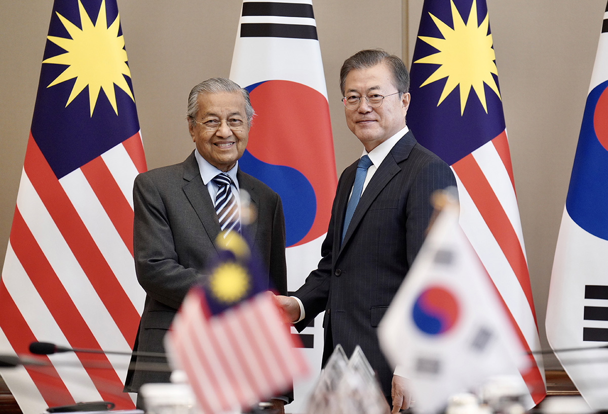 문재인 대통령과 마하티르 빈 모하맛 말레이시아 총리가 28일 청와대에서 정상회담을 하기 전 악수하고 있다. 청와대 제공