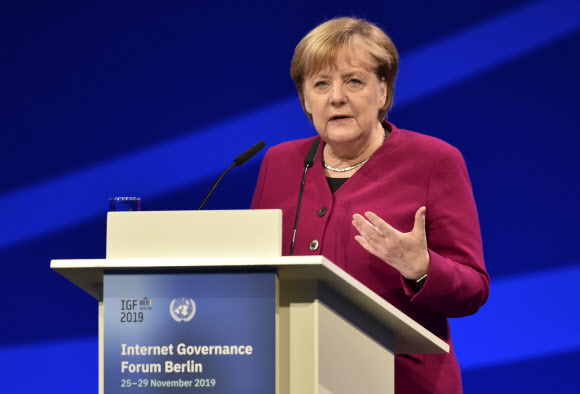 앙겔라 메르켈 독일 총리가 26일(현지시간) 베를린에서 열린 2019 인터넷 거버넌스 포럼에서 연설하고 있다. 베를린 AP 연합뉴스