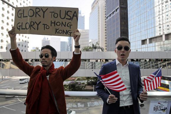 “트럼프 생큐” 성조기 든 홍콩시민 