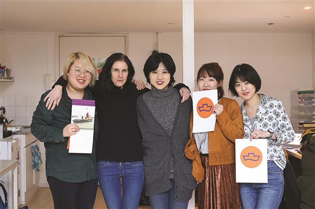 출판사 봄알람 구성원들이 지난해 책 ‘유럽낙태여행’ 취재차 방문했던 네덜란드에서 만난 세계적인 임신중단 활동가 레베카 곰퍼츠(왼쪽 두 번째)와 함께 찍은 사진. 봄알람 제공